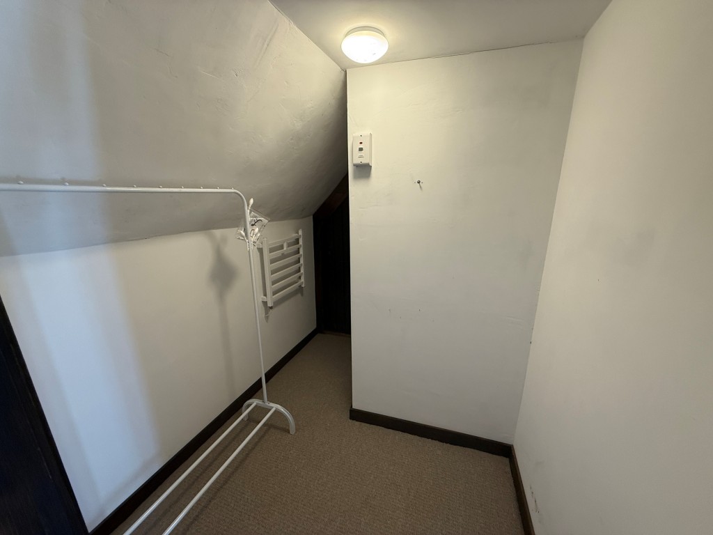 Lot: 101 - VACANT SHOP AND SELF-CONTAINED FLAT IN TOWN CENTRE - Walk in wardrobe